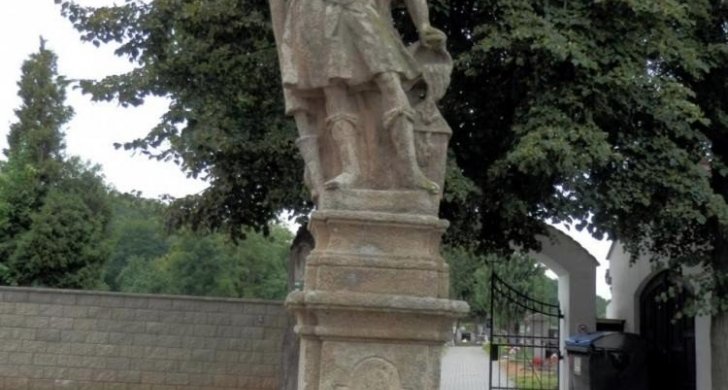 Lubenec lípa u hřbitova.jpg